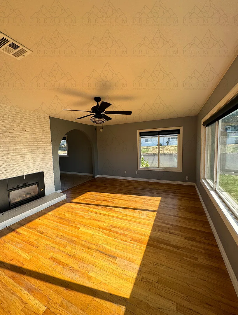 Large 4 Bedroom 2 Bath — Photo 2