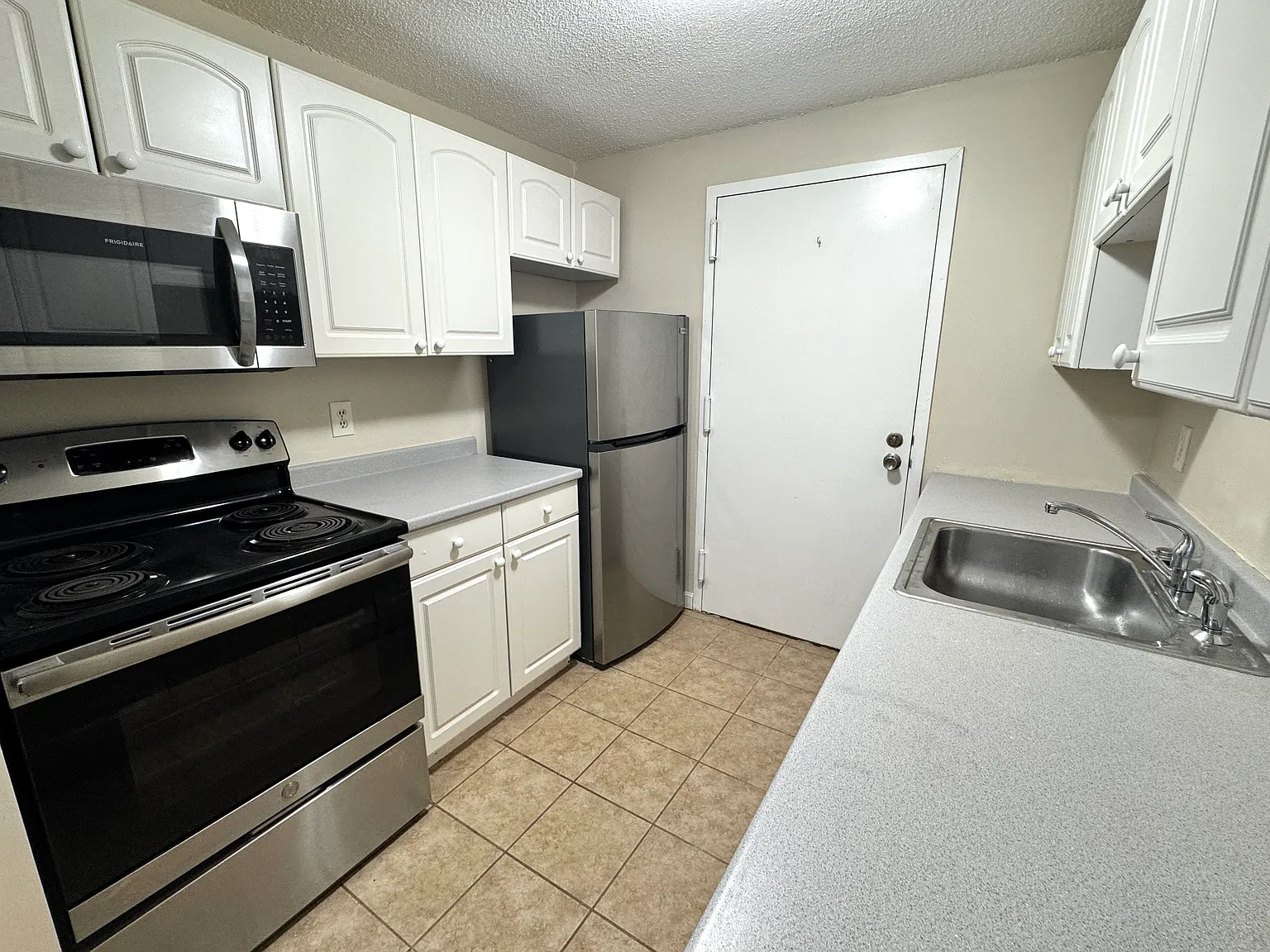 2 bed, 810 sqft, $2,350 — Photo 2