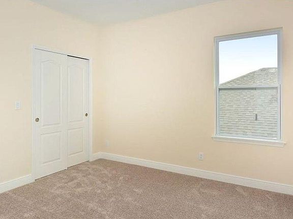 4th image of 974 Molly Cir