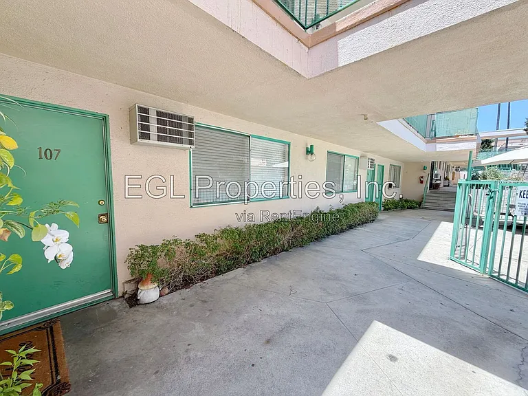 5916-5922 Carlton Way/1555 N. Bronson — Photo 14