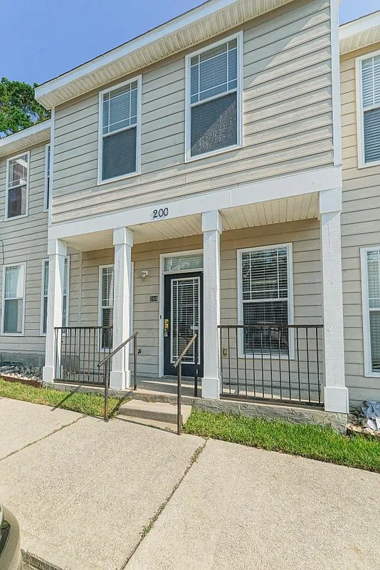 3 bed, 3.0 bath, 1353 sqft, $1,600 — Photo 2