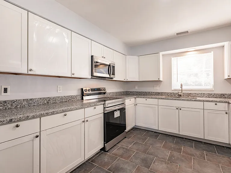 11065 Waterford Ave — Photo 9