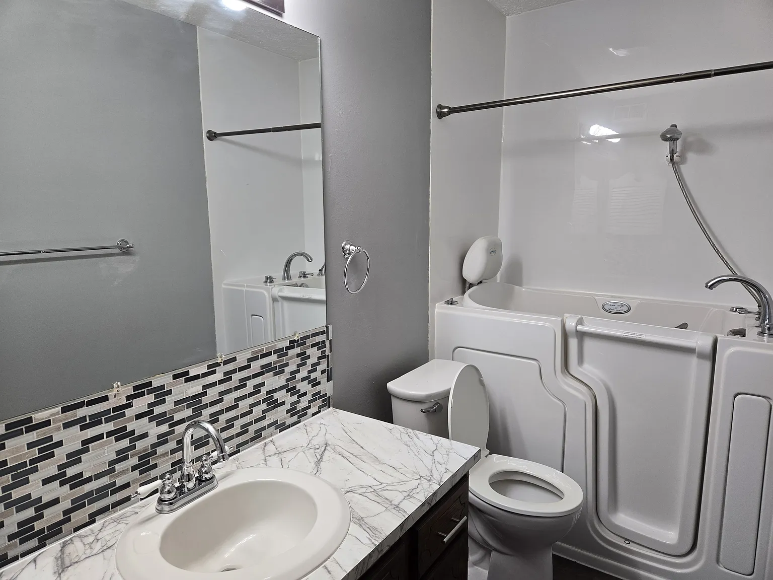 3 bed, 1.5 bath, $1,050 — Photo 1