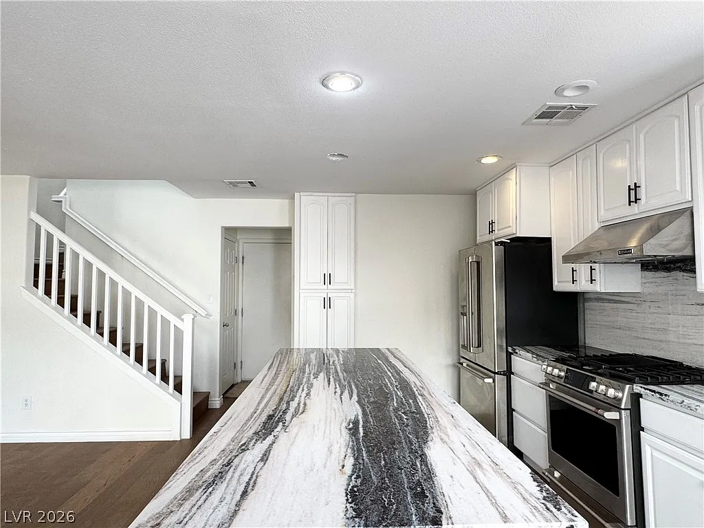 3 bed, 2.5 bath, 1357 sqft, $2,195 — Photo 2