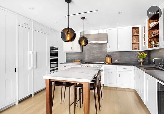 3rd image of 221 W 77th St #5E