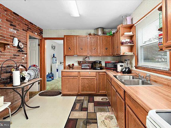 3rd image of 104 Gurney Dr