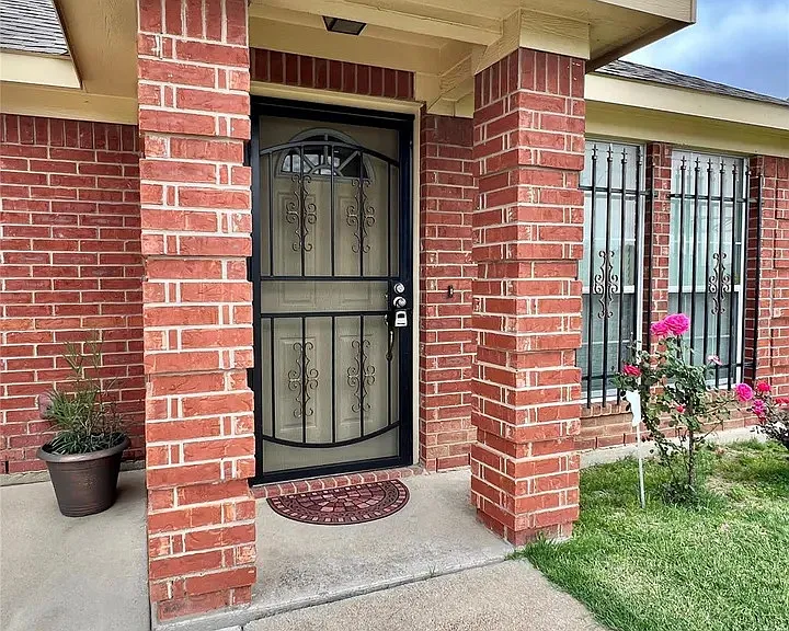 1408 California Pkwy N — Photo 2