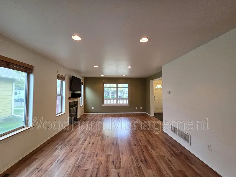 3 bed, 2.5 bath, 2507 sqft, $3,100 — Photo 4