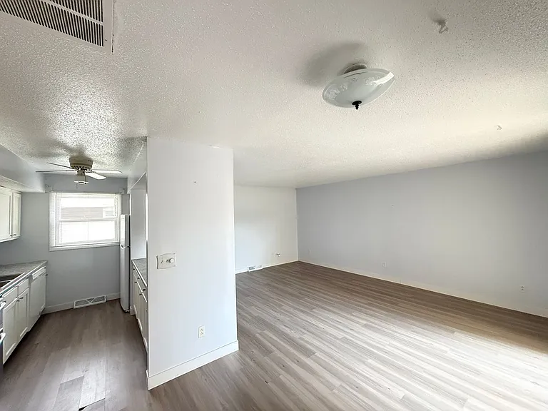 432 Amherst Dr — Photo 26