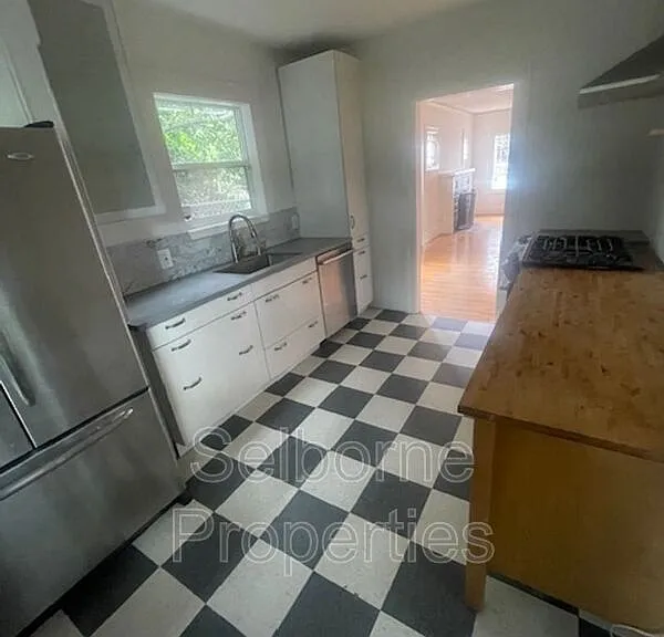 1424 E 20th St — Photo 9
