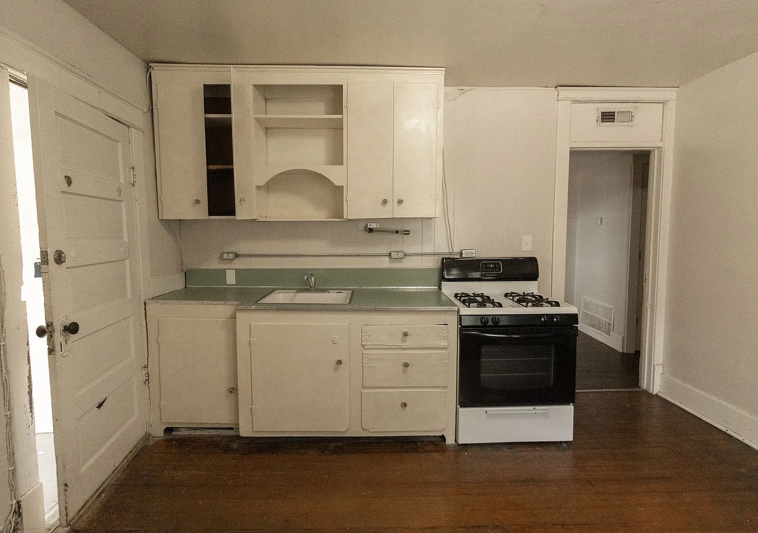 2 Bedroom House Just Steps From Downtown & Campus — Photo 2