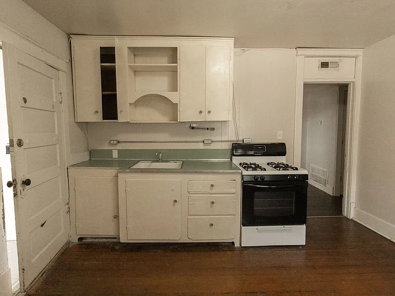 1107 E Walnut St — Photo 16