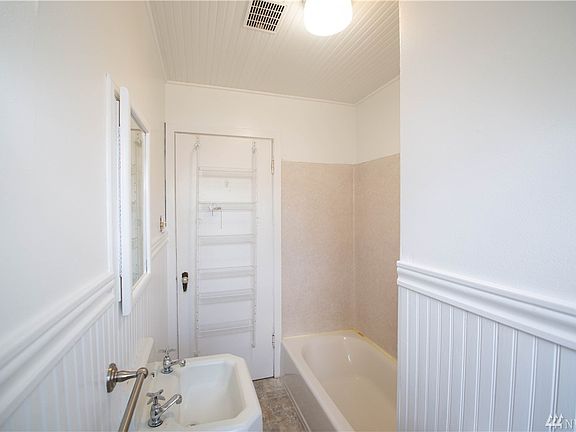 3rd image of 217 I St SE