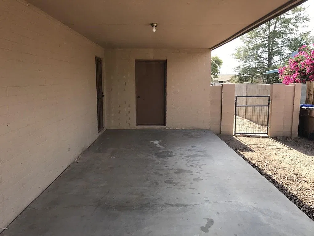 590 N Warner St — Photo 2
