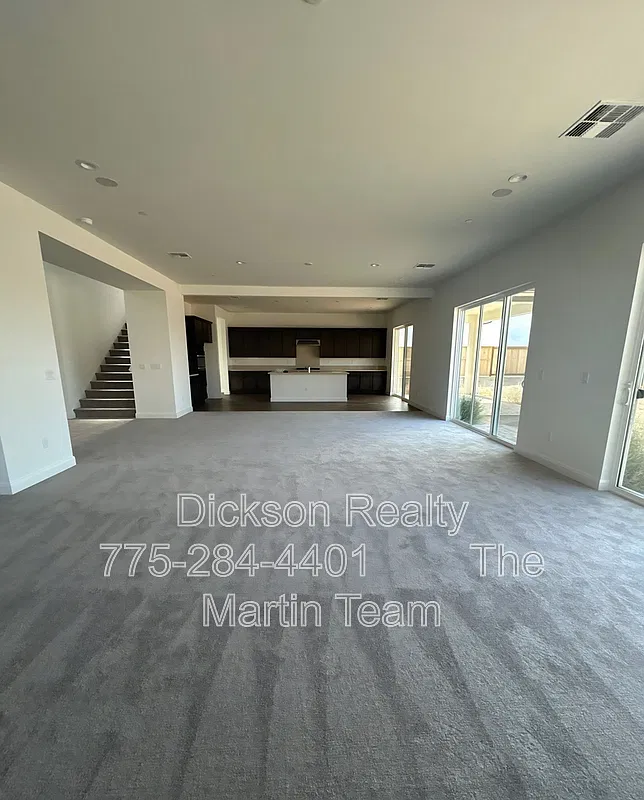 5 bed, 4.5 bath, 4032 sqft, $3,995 — Photo 4