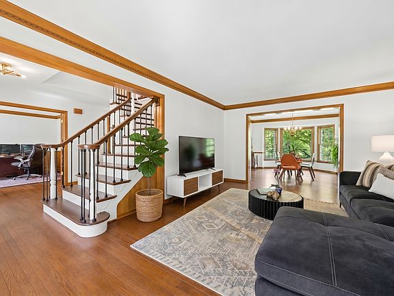 4th image of 381 Prairie Knoll Dr