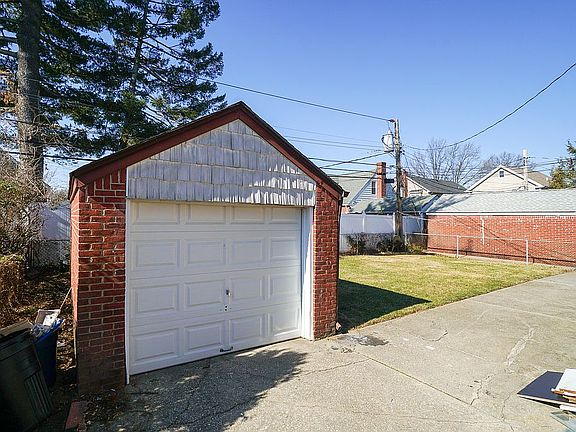 4th image of 55 Spruce Ln