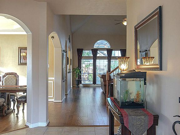 Large foyer to welcome your guests.