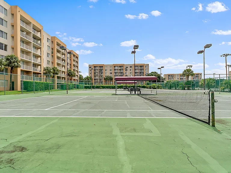 Tennis Towers Apartments — Photo 41