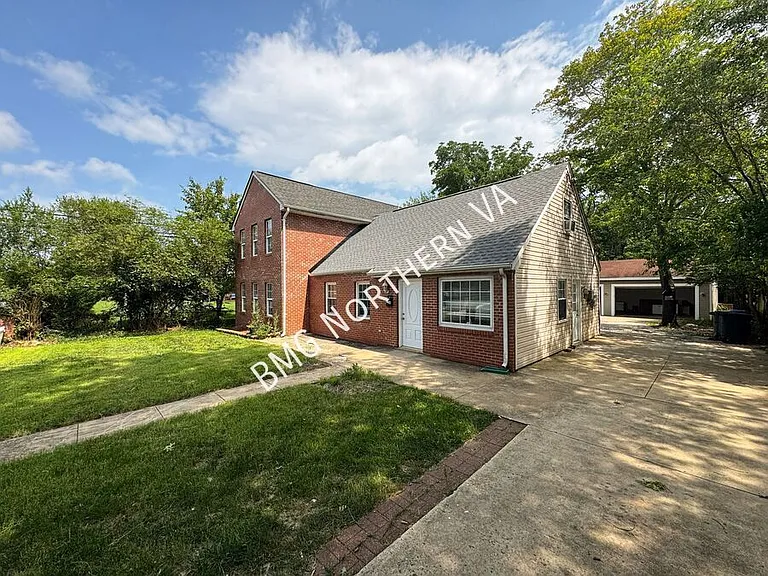 158 Baker St — Photo 3