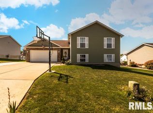 404 Coventry Ln, Mackinaw, IL 61755