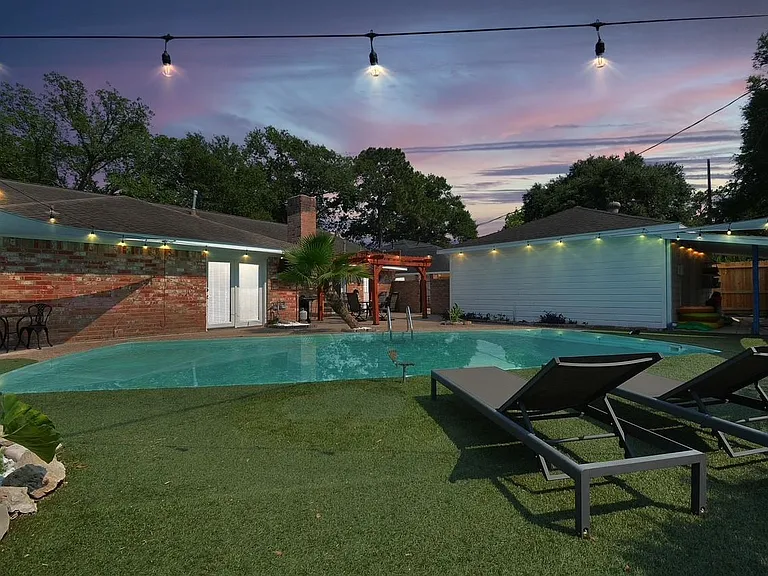 9811 Rocktree Dr — Photo 33