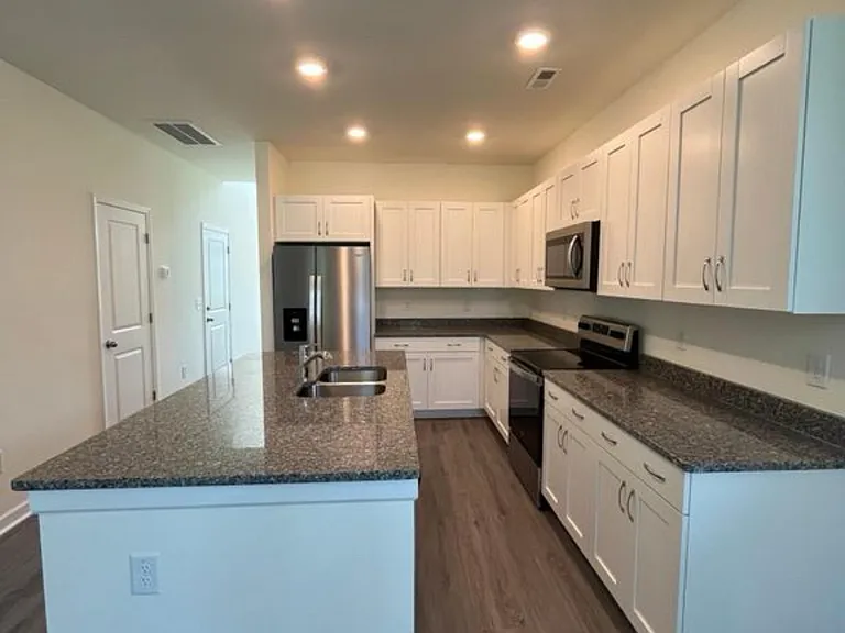 1417 Creekfront Dr — Photo 4