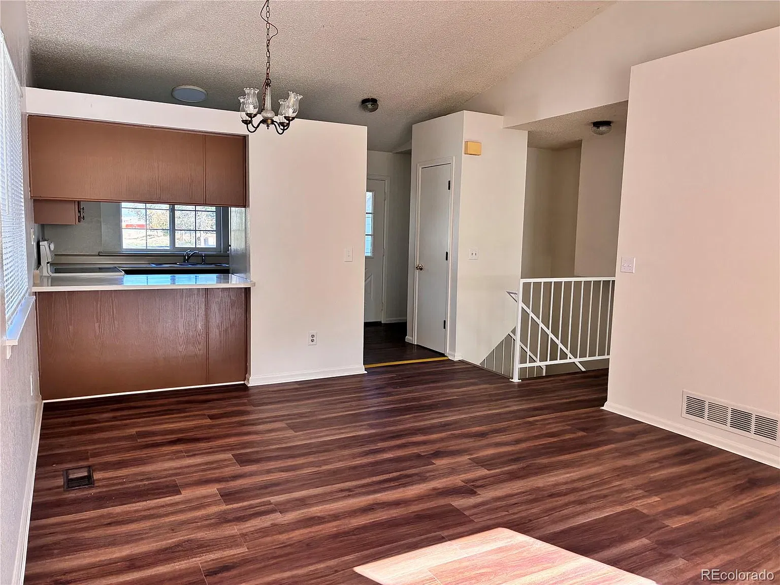 3 bed, 2.0 bath, 1560 sqft, $2,095 — Photo 4