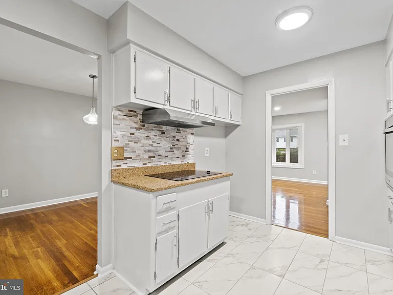 1110 Chiswell Ln — Photo 6