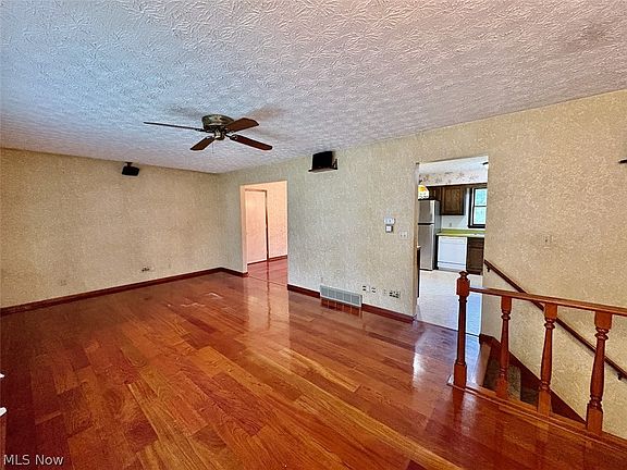 5th image of 16481 Hart Rd