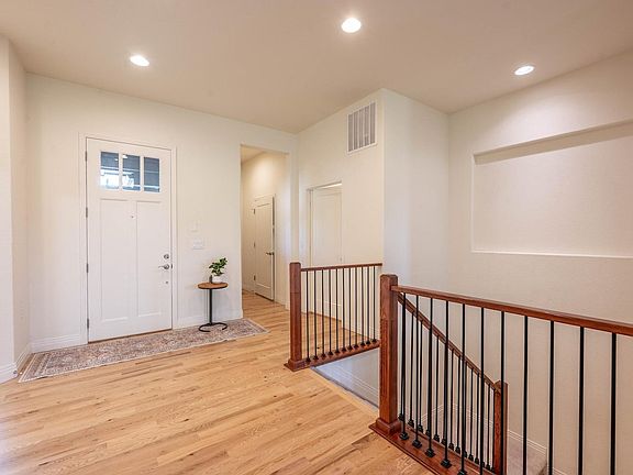 5th image of 1142 Summit View Dr