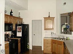 Spacious Kitchen w/ Breakfast Nook