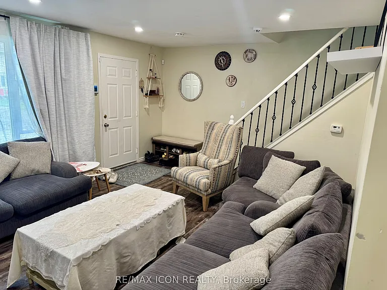 33 Sasha Cres — Photo 6