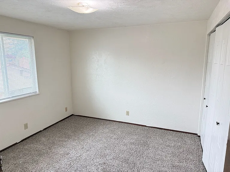 165 SW Kalmia St. — Photo 16