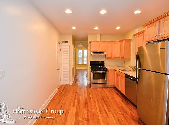 3rd image of 3144 N Oakley Ave #Garden