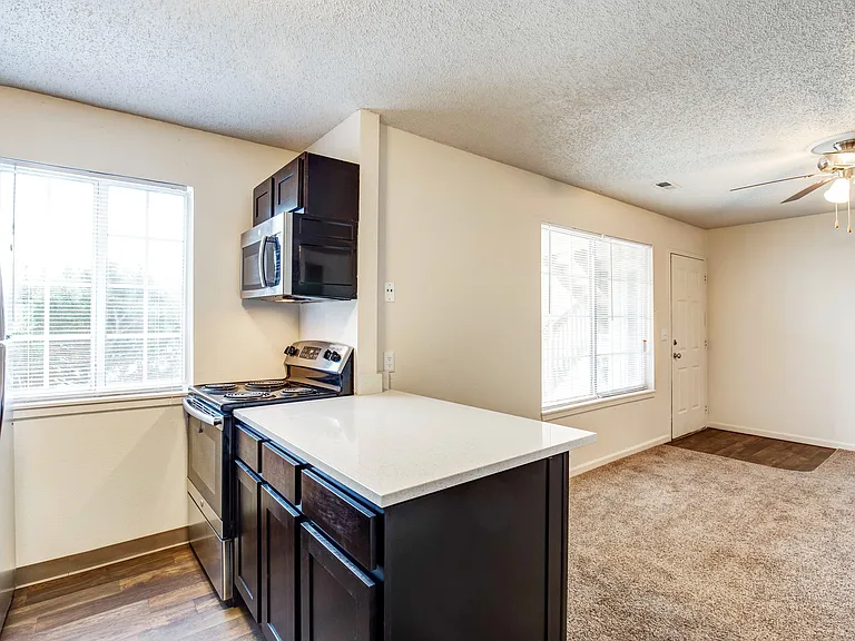 2420 Greenbriar Dr — Photo 6