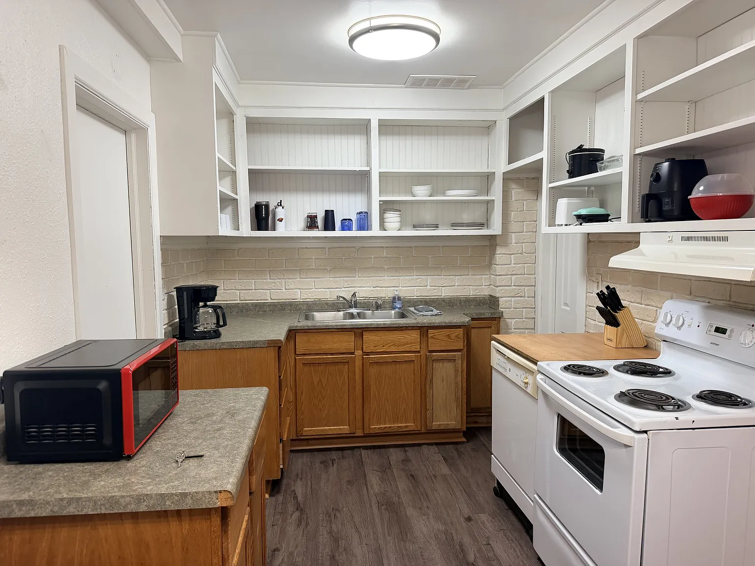 Reza Properties - 507 — Photo 2