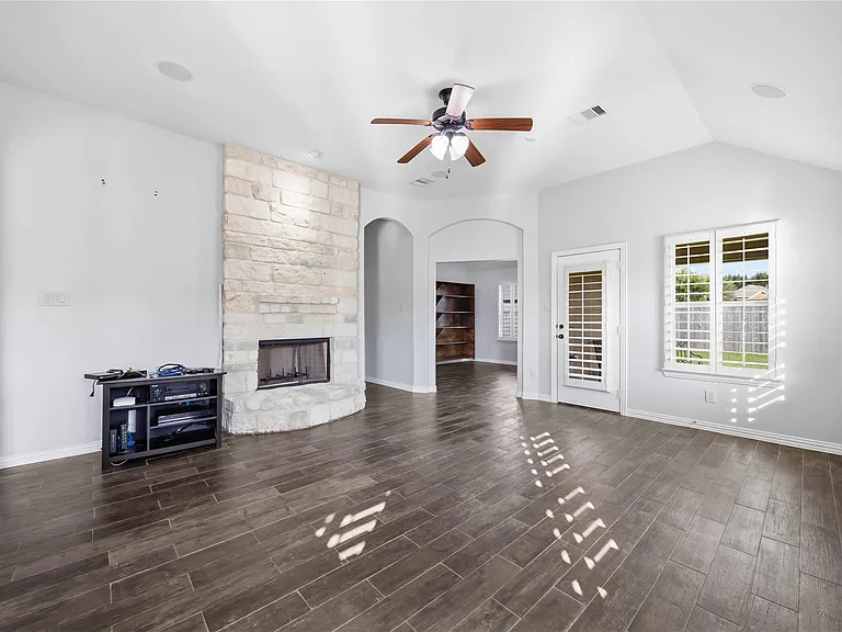601 Dunlavy Ln — Photo 8