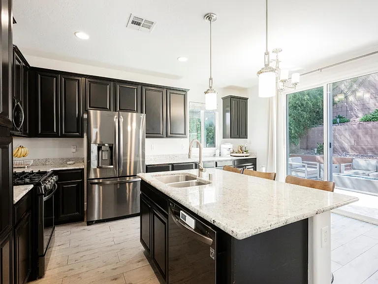 7333 Chesapeake Cove St — Photo 4