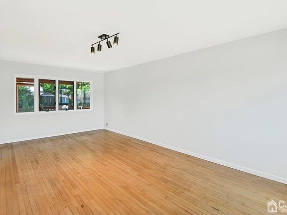 5th image of 19 Grace Dr