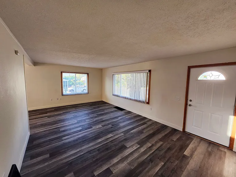1500 Thayer Dr — Photo 3