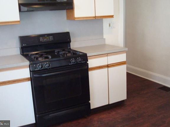 5th image of 131 Randall Ave