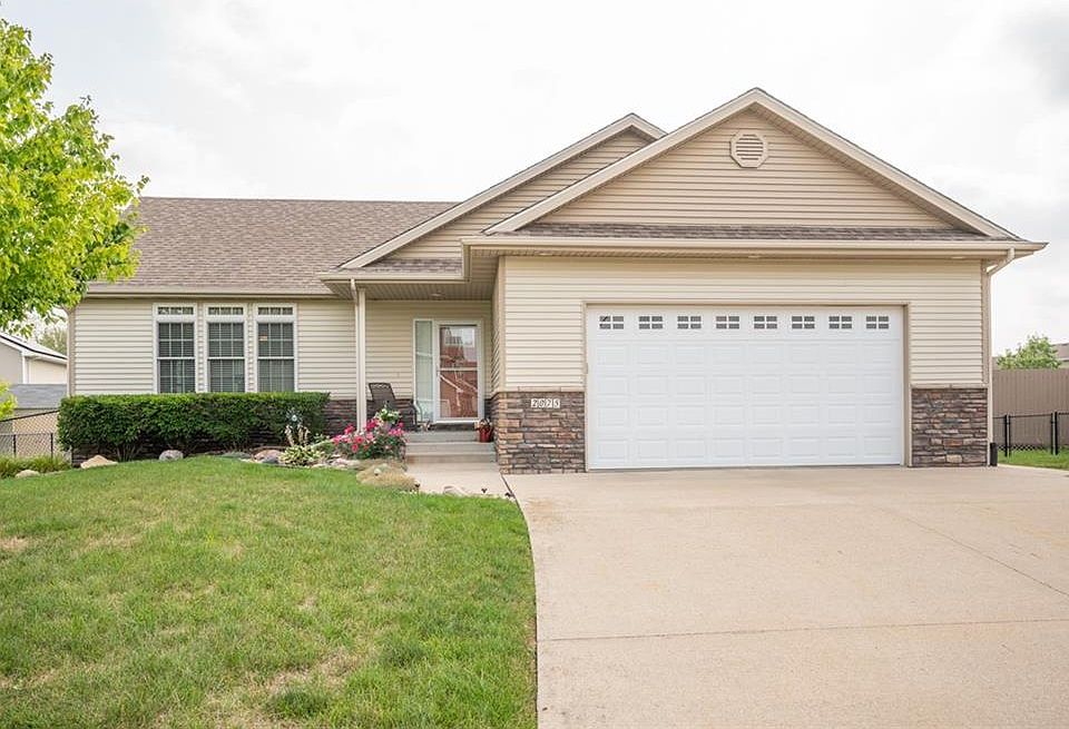 1st image of 2075 SE Leeann Dr