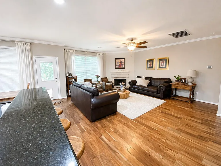 110 N Hawkhurst Cir — Photo 2
