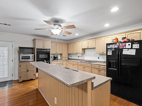 4th image of 1319 Weymouth St