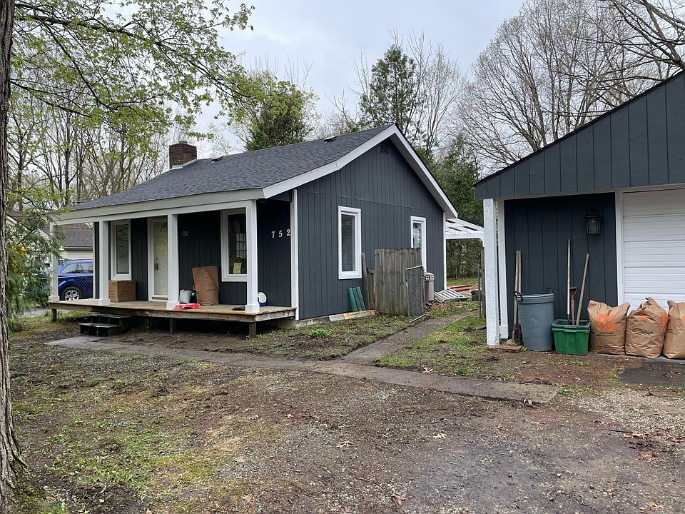 1st image of 752 Brushwood Ave