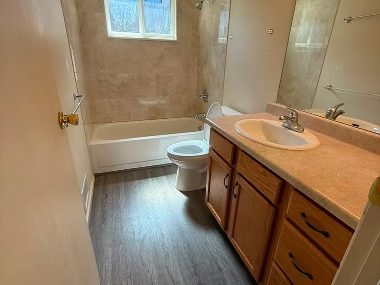 673 E Washington Ave #1A — Photo 4