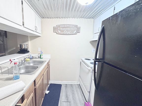 3rd image of 3003 Fairview Dr #1