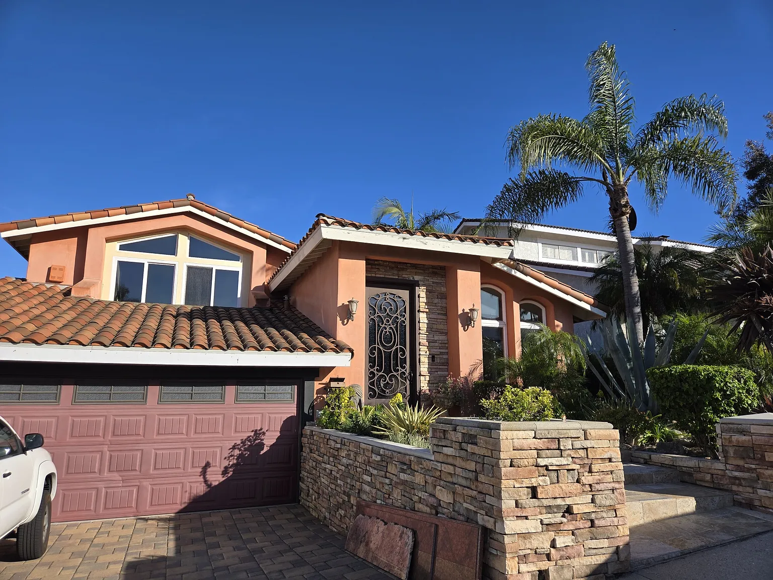 342 Lois Ln — Photo 1