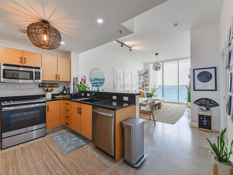 725 NE 22nd St #8D — Photo 9